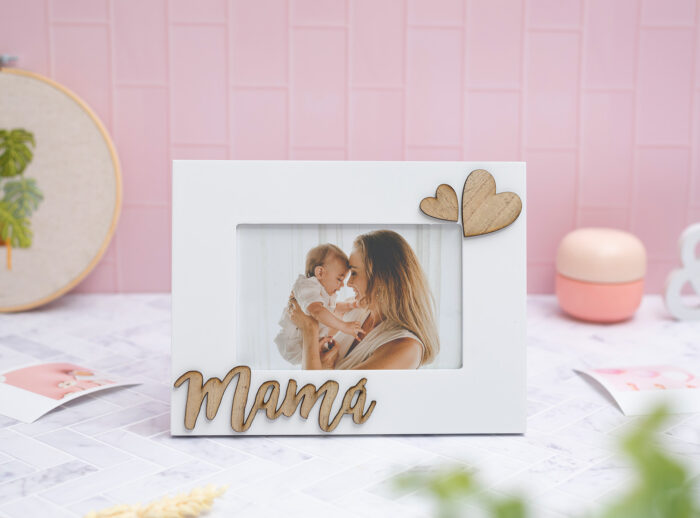 Marco portafotos blanco con la palabra "Mamá" en relieve de madera