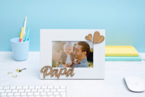 Marco portafotos blanco con la palabra "Papá" en relieve de madera