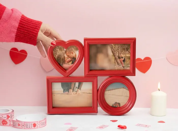 Portafotos múltiple de pared con cuatro fotografías, formas de corazón y marco rojo