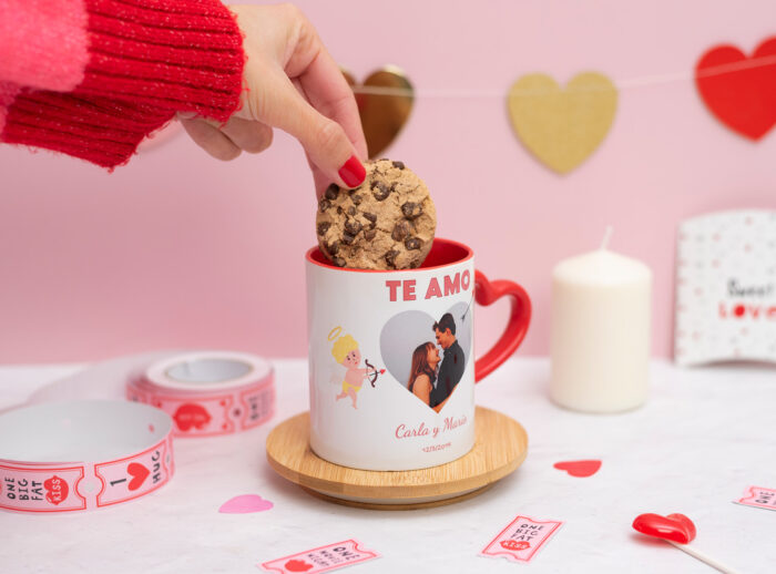 Taza de cerámica con el asa de corazón y el interior rojo. Personalizada con diseños de enamorados