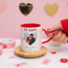 Taza de cerámica con el asa de corazón y el interior rojo. Personalizada con diseños de enamorados