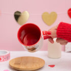 Taza de cerámica con el asa de corazón y el interior rojo. Personalizada con diseños de enamorados