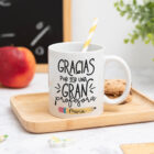 Taza personalizada con mensaje 'Gracias por ser una gran profesora', nombre de la profesora, curso y nombres de los niños en el reverso