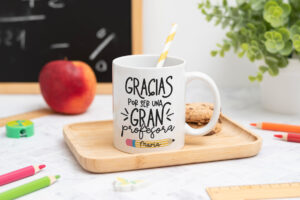 Taza personalizada con mensaje 'Gracias por ser una gran profesora', nombre de la profesora, curso y nombres de los niños en el reverso
