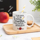 Taza personalizada con mensaje 'La influencia de una buena maestra nunca podrá ser borrada', nombre de la profesora, curso y nombres de los niños en el reverso