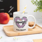 Taza personalizada con el texto Maestra y los adjetivos ‘Comprensiva, cariñosa, dedicada, confiable, cálida, leal y amable', nombre del profesor, curso y nombres de los niños en el reverso