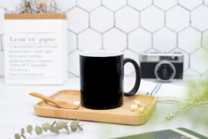 Taza en color negro que al verter un líquido caliente en el interior... ¡Sorpresa! el color negro desaparece gradualmente y deja ver tu foto favorita.