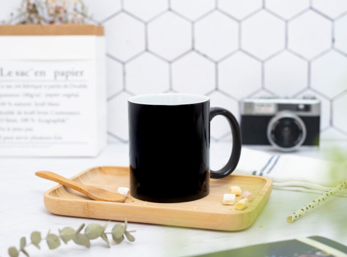 Taza en color negro que al verter un líquido caliente en el interior... ¡Sorpresa! el color negro desaparece gradualmente y deja ver tu foto favorita.