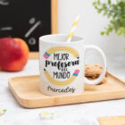 Taza personalizada con mensaje 'Mejor profesora del mundo', nombre del profesor, curso y nombres de los niños en el reverso