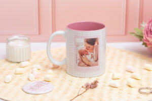 Taza mi madre es hermosa 1 Taza de cerámica con interior blanco, personalizada con la frase "Mi madre es hermosa, valiente, buena, brillante, honesta" y una foto.