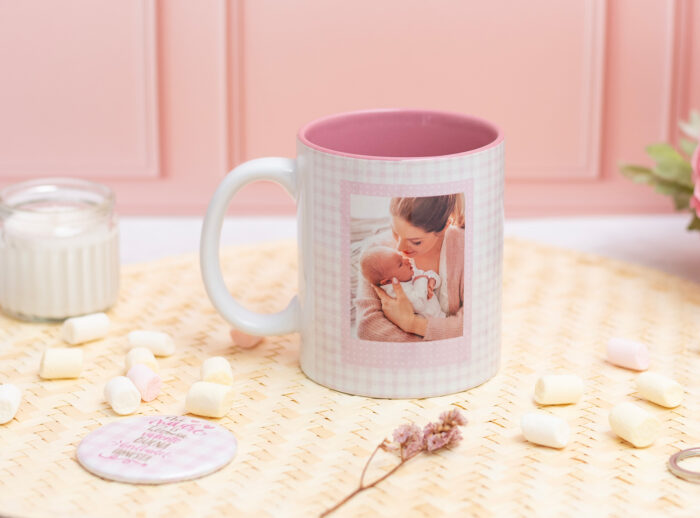 Taza de cerámica con interior blanco, personalizada con la frase "Mi madre es hermosa, valiente, buena, brillante, honesta" y una foto.
