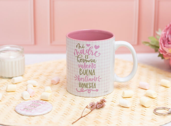 Taza de cerámica con interior blanco, personalizada con la frase "Mi madre es hermosa, valiente, buena, brillante, honesta" y una foto.