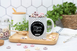 Taza personalizada con mensaje "Taza del mejor papá". Personalización con el nombre que elijas disponible.