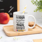 Taza personalizada con mensaje ‘El profesor que ama enseñar hace que sus alumnos amen aprender', nombre del profesor, curso y nombres de los niños en el reverso