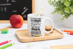 Taza personalizada con mensaje ‘La profesora que ama enseñar hace que sus alumnos amen aprender', nombre de la profesora, curso y nombres de los niños en el reverso
