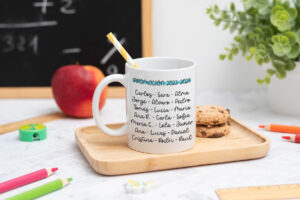Taza personalizada para profesores con curso y nombres de los niños en el reverso