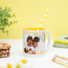 Taza personalizada amarilla con emotiva reseña para papá, nombre y foto.