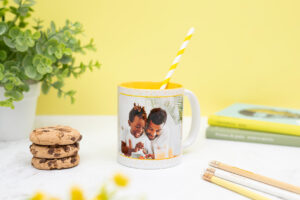 Taza personalizada amarilla con emotiva reseña para papá, nombre y foto.