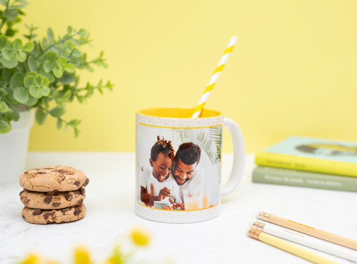 Taza personalizada amarilla con emotiva reseña para papá, nombre y foto.
