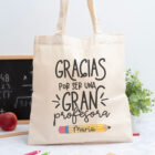 Tote bag personalizada con mensaje 'Gracias por ser una gran profesora', nombre de la profesora, curso y nombres de los niños en el reverso