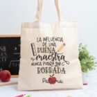 Tote bag personalizada con mensaje 'La influencia de una buena maestra nunca podrá ser borrada', nombre de la profesora, curso y nombres de los niños en el reverso