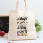 Tote bag personalizada con mensaje ‘La profesora que ama enseñar hace que sus alumnos amen aprender', nombre de la profesora, curso y nombres de los niños en el reverso