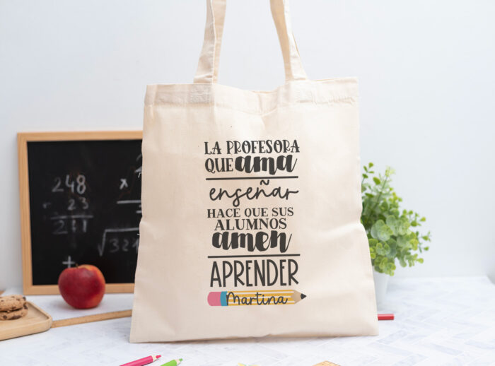 Tote bag personalizada con mensaje ‘La profesora que ama enseñar hace que sus alumnos amen aprender', nombre de la profesora, curso y nombres de los niños en el reverso
